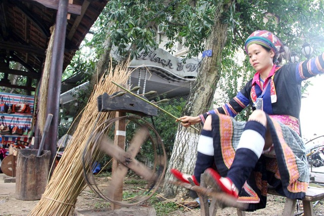 Làng nghề khắp 3 miền “tụ hội” tại Huế dự Festival - 4 Một nghệ nhân dệt lanh tỉnh Hà Giang đang kéo chỉ