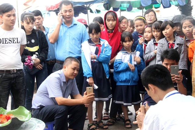 Làng nghề khắp 3 miền “tụ hội” tại Huế dự Festival - 10 Các em nhỏ hào hứng xem các nghệ nhân trình diễn