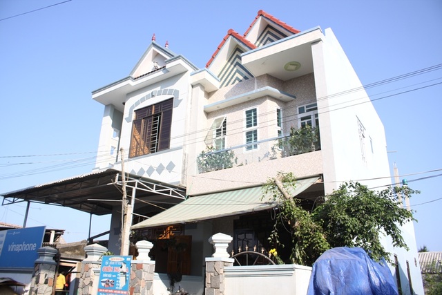 Làng "tỷ phú" ở một xã nghèo - 1
Ngôi nhà khang trang của anh Cao Ngọc Thành (bên phải)