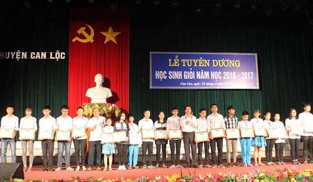Tuyên dương, khen thưởng hơn 2.000 học sinh giỏi các cấp - 1 Năm học 2016 - 2017, huyện Can Lộc có hơn 2.000 học sinh đạt danh hiệu học sinh giổi các cấp