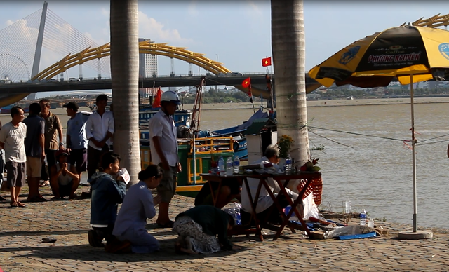 Đi câu cá, một người rơi xuống sông Hàn mất tích - 2 Người nhà lập bàn thờ mong sớm tìm thấy thi thể nạn nhân
