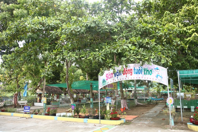 Môi trường giáo dục mầm non làm "say đắm" phụ huynh - 3
Sân chơi xanh, sạch, đẹp, có 3/3 sân có bộ đồ chơi ngoài trời, được sử dụng thường xuyên an toàn, có nguồn nước sạch cho trẻ sử dụng.
