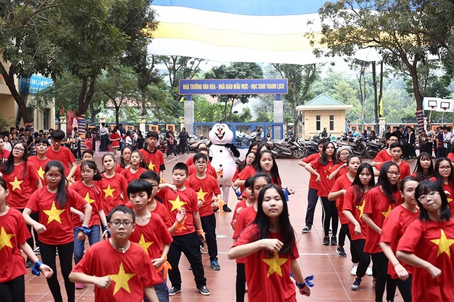 “Bông hồng lai” gây chú ý tại hội chợ Giáng sinh trường Lomonoxop - 9
Màn đồng diễn flashmob được diễn ra với sự góp mặt của 100 học sinh trong trường