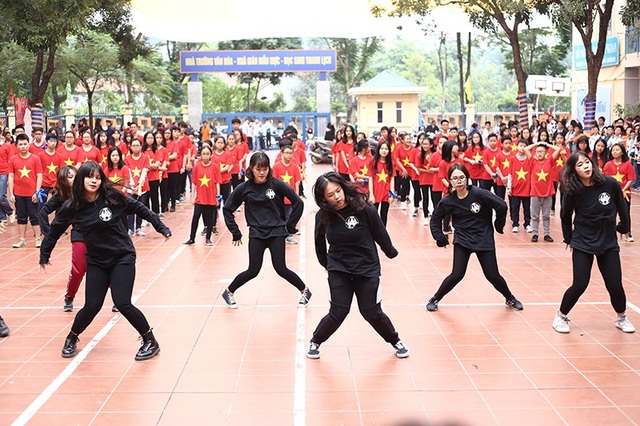 “Bông hồng lai” gây chú ý tại hội chợ Giáng sinh trường Lomonoxop - 10 “Bông hồng lai” gây chú ý tại hội chợ Giáng sinh trường Lomonoxop - 10
