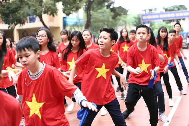 “Bông hồng lai” gây chú ý tại hội chợ Giáng sinh trường Lomonoxop - 11 “Bông hồng lai” gây chú ý tại hội chợ Giáng sinh trường Lomonoxop - 11
