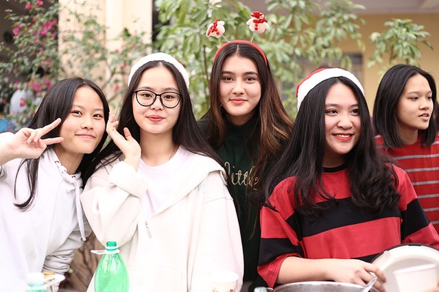 “Bông hồng lai” gây chú ý tại hội chợ Giáng sinh trường Lomonoxop - 3
Nhiều bạn bè trong trường chụp ảnh cùng Laura Duyên