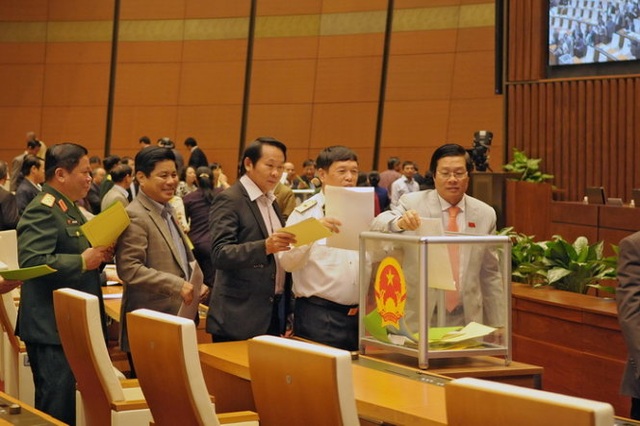 Lấy phiếu tín nhiệm lãnh đạo Quốc hội, Chính phủ trong năm 2018 - 1 Theo Nghị quyết của Quốc hội, mỗi khoá, Quốc hội chỉ tiến hành lấy phiếu tín nhiệm với các chức danh do Quốc hội bầu và phê chuẩn một lần, vào giữa nhiệm kỳ.