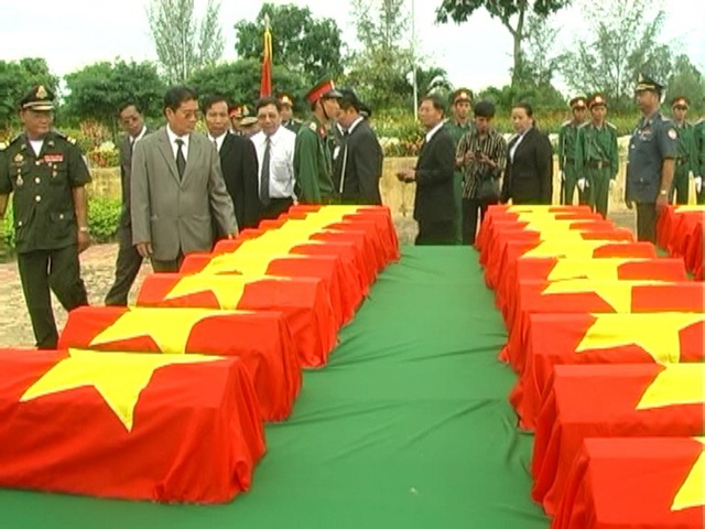 Truy điệu hơn 100 hài cốt liệt sĩ hy sinh tại Campuchia - 2 Bộ Tư lệnh Quân khu 9 cùng các Đoàn tỉnh Prây-veng và tỉnh Pô-sát, Vương quốc Campuchia viếng các hài cốt liệt sĩ