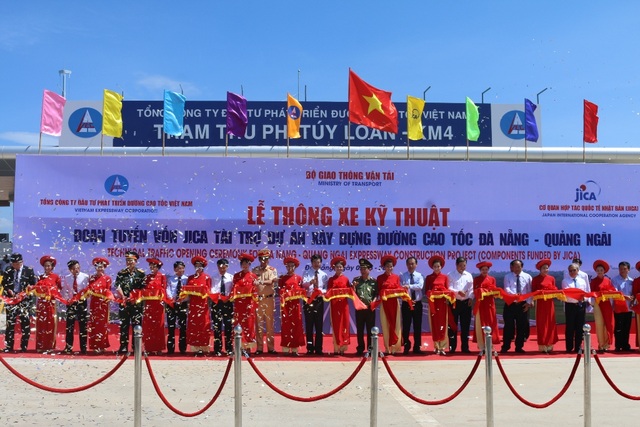 Thông xe 65km đầu tiên dự án đường cao tốc Đà Nẵng - Quảng Ngãi - 1 Lễ thông xe kỹ thuật đoạn tuyến 65km của dự án đường cao tốc Đà Nẵng - Quảng Ngãi