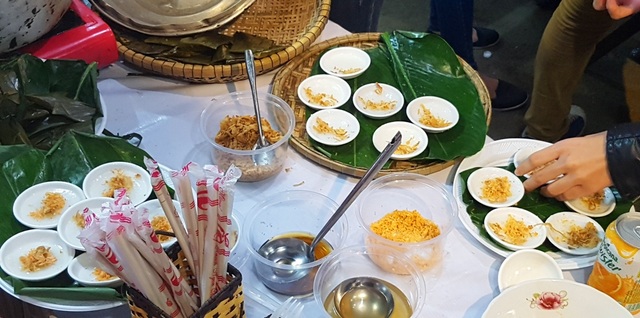 Hàng ngàn người chen chân ở Lễ hội ẩm thực Huế - 3 Bánh bèo chén Huế chuẩn bị cho du khách