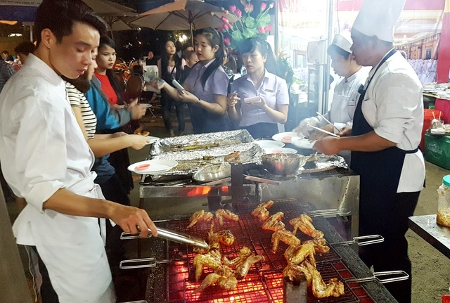 Hàng ngàn người chen chân ở Lễ hội ẩm thực Huế - 4 Các gian bếp đỏ lửa
