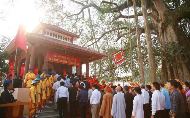 Điện Biên tưng bừng Lễ hội Thành Bản Phủ - 4 Lễ dâng hương tưởng niệm vị tướng áo vải Hoàng Công Chất.