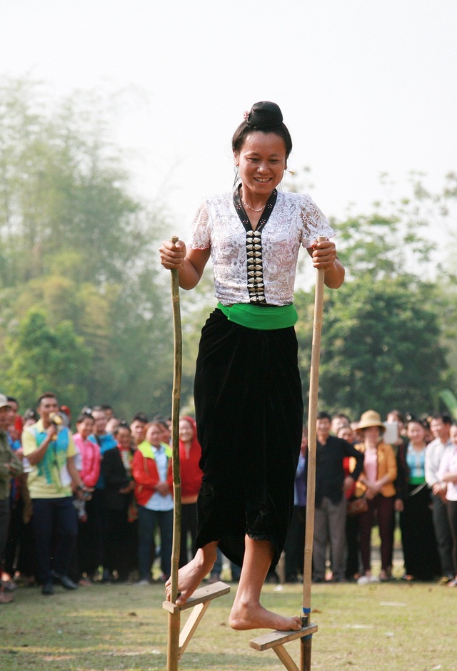Điện Biên tưng bừng Lễ hội Thành Bản Phủ - 14 Phần thi đi cà kheo.