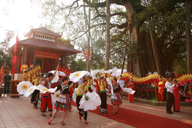 Điện Biên tưng bừng Lễ hội Thành Bản Phủ - 1 Một tiết mục văn nghệ diễn ra tại Lễ hội đền Hoàng Công Chất - Thành Bản Phủ.