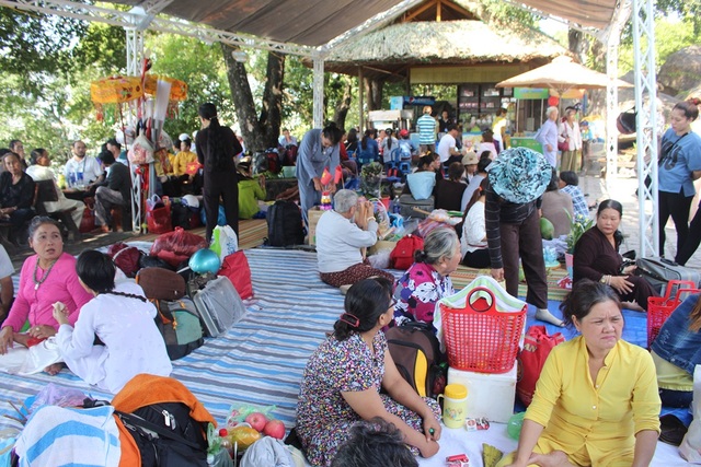 Nha Trang: Độc đáo lễ hội ở khu tháp Chăm nghìn tuổi - 10 Lễ hội tháp bà Ponagar Nha Trang là lễ hội lớn nhất ở Nha Trang hàng năm, thu hút hàng chục nghìn người về hành hương