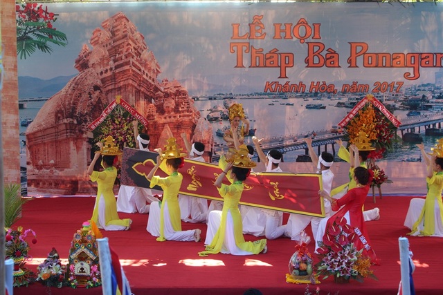 Nha Trang: Độc đáo lễ hội ở khu tháp Chăm nghìn tuổi - 2 Nha Trang: Độc đáo lễ hội ở khu tháp Chăm nghìn tuổi - 2
