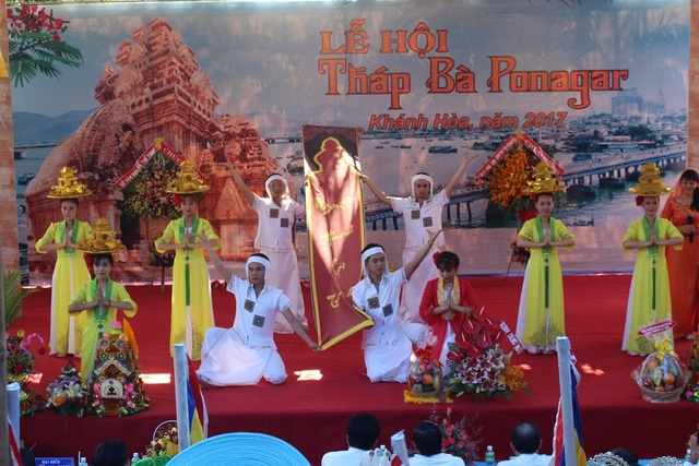 Nha Trang: Độc đáo lễ hội ở khu tháp Chăm nghìn tuổi - 3 Mở đầu lễ hội là các tiết mục múa hát Chăm giới thiệu đến du khách thập phương