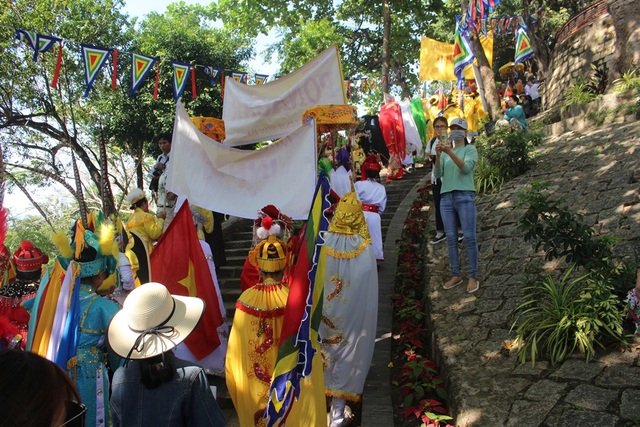 Nha Trang: Độc đáo lễ hội ở khu tháp Chăm nghìn tuổi - 5 Các đoàn đến từ các địa phương tiến lên khu tháp Chăm nghìn tuổi để hành hương