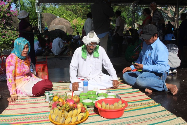 Nha Trang: Độc đáo lễ hội ở khu tháp Chăm nghìn tuổi - 7 Nha Trang: Độc đáo lễ hội ở khu tháp Chăm nghìn tuổi - 7
