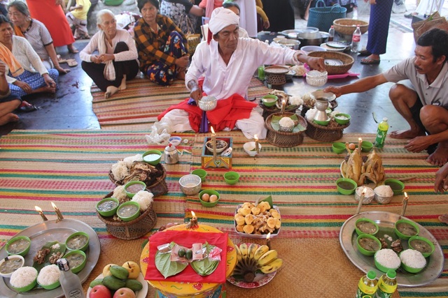 Nha Trang: Độc đáo lễ hội ở khu tháp Chăm nghìn tuổi - 8 Người đồng bào Chăm với các nghi lễ truyền thống tại lễ hội