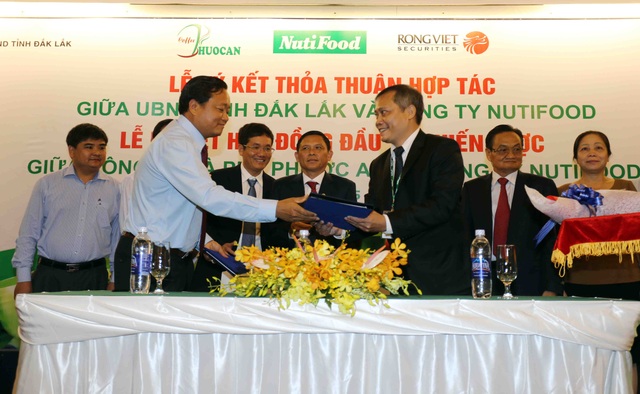 Hợp tác 3 bên, đầu tư 1000 tỷ đồng làm nông nghiệp công nghệ cao - 1 Lễ ký kết đầu tư giữa tỉnh Đắk Lắk và công ty NutiFood