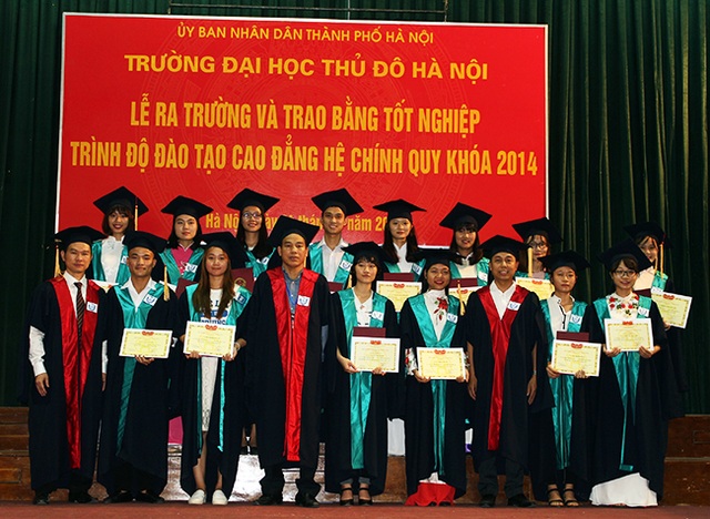 ĐH Thủ đô Hà Nội: Đào tạo theo định hướng nghề nghiệp ứng dụng POHE - 2
Thầy trò trường ĐH Thủ đô Hà Nội trong lễ ra trường diễn ra sáng ngày 4/7/2017.