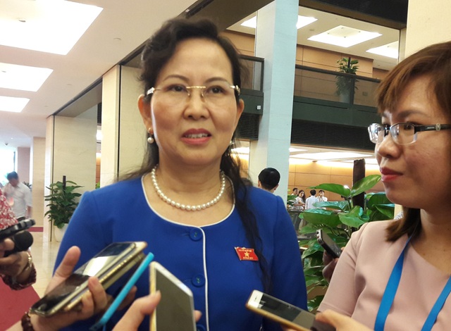 Kiểm tra tài sản 1.000 cán bộ cấp cao: Không loại trừ đương chức hay nghỉ hưu - 1 Phó Chủ nhiệm UB Kiểm tra Trung ương Lê Thị Thủy khẳng định, không có vùng cấm khi thực hiện quy định mới của Bộ Chính trị về việc kiểm tra, giám sát kê khai tài sản của cán bộ cấp cao.