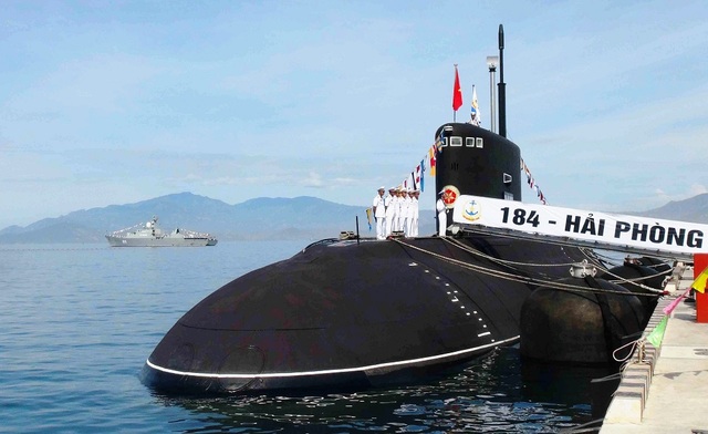 Điểm danh đội tàu ngầm Kilo lần lượt về Vịnh Cam Ranh 3 năm qua - 7 Vào ngày 1/8/2015, cũng tại quân cảng Cam Ranh đã diễn ra Lễ thượng cờ cho 2 tàu ngầm Kilo “184-Hải Phòng” và Kilo “185-Khánh Hòa”. Đây là tàu ngầm thứ 3 và thứ 4 Nga đóng cho Việt Nam
