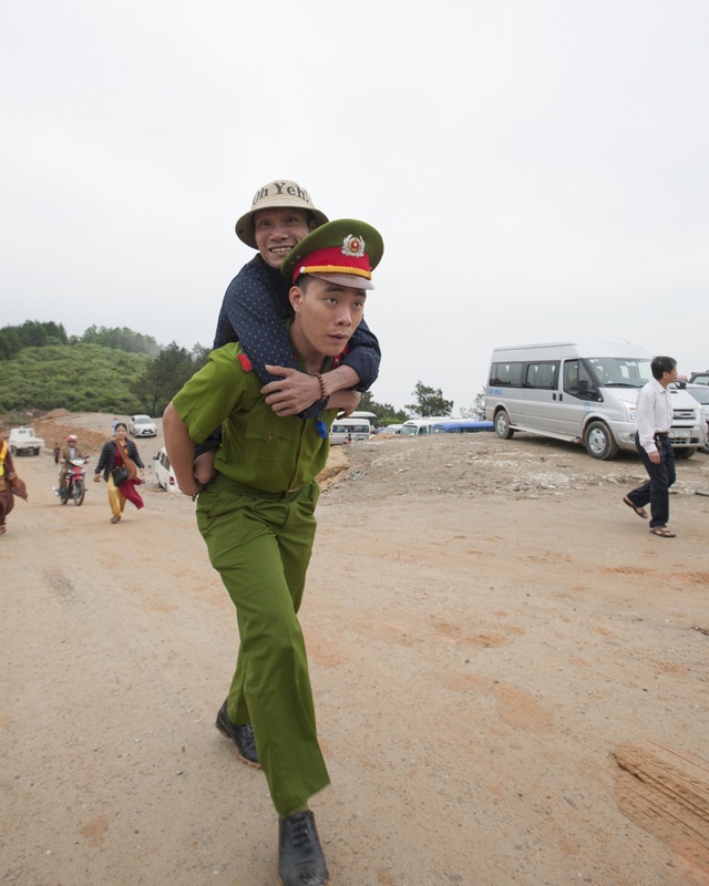 Chiến sỹ cảnh sát cõng người cụt 2 chân lên đỉnh núi vãn cảnh chùa - 2 Theo Lê Văn Dũng, đây là việc làm bình thường, nên làm.