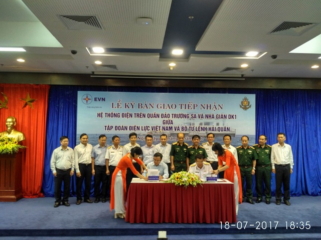 EVN tiếp nhận, vận hành hệ thống năng lượng sạch và chiếu sáng trên quần đảo Trường Sa, nhà giàn DK1 - 1
Lễ ký kết được tổ chức trang trọng