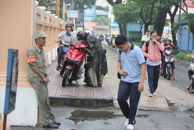 Bác bảo vệ được hàng ngàn học sinh cúi chào hàng ngày - 1
Bác bảo vệ Nguyễn Văn Lũy năm nay 71 tuổi.