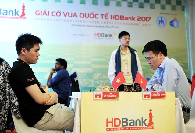 Trần Tuấn Minh bất ngờ chia ngôi đầu bảng với Wang Hao tại giải cờ vua HDBank 2017 - 2 Lê Quang Liêm có trận hoà chiến thuật với Lê Tuấn Minh