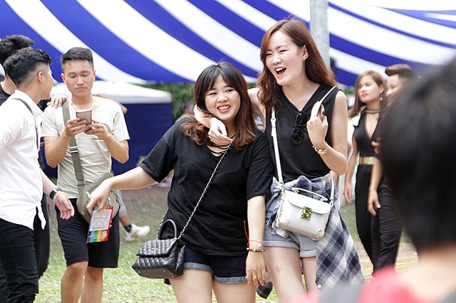 Nụ hôn của các cặp đôi LGBT trong “Tháng tự hào” - 1
Các cặp đôi đồng giới thoải mái thể hiện tình cảm của mình khi tham gia lễ hội