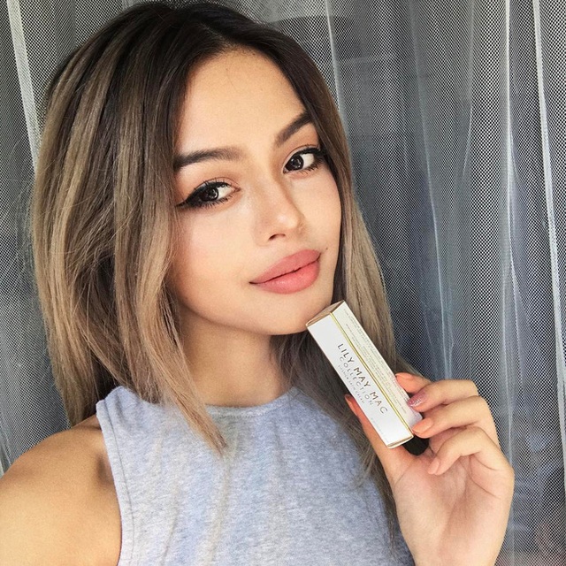 "Hot girl Instagram" khoe món bánh mì khiến fan Việt thích thú - 5 Trước đó, hoạt động chính thức mới nhất của Lily là tại lễ hội âm nhạc Coachella 2017 tại Mỹ. Cô vẫn thường xuyên đăng tải những hình ảnh xinh đẹp của mình trên Instagram.