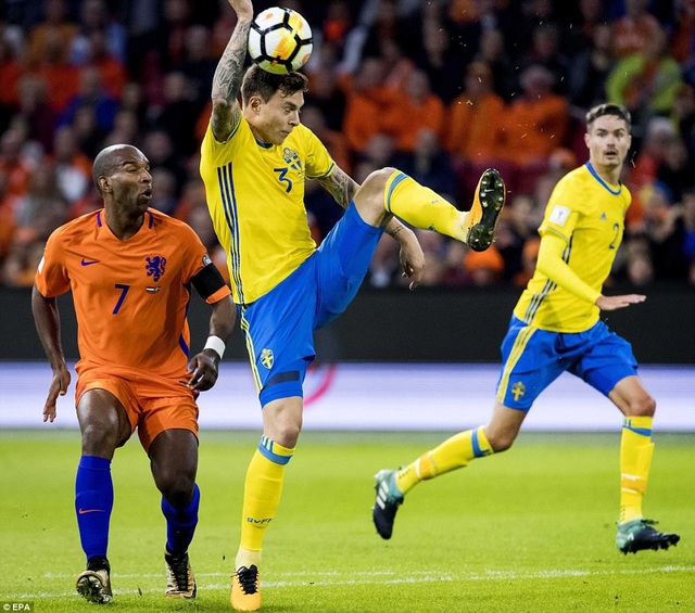 Thắng Thụy Điển, Hà Lan vẫn phải ngồi nhà xem World Cup 2018 - 2
Lindelof để bóng chạm tay trong vòng cấm địa dẫn tới quả phạt đền cho Hà Lan