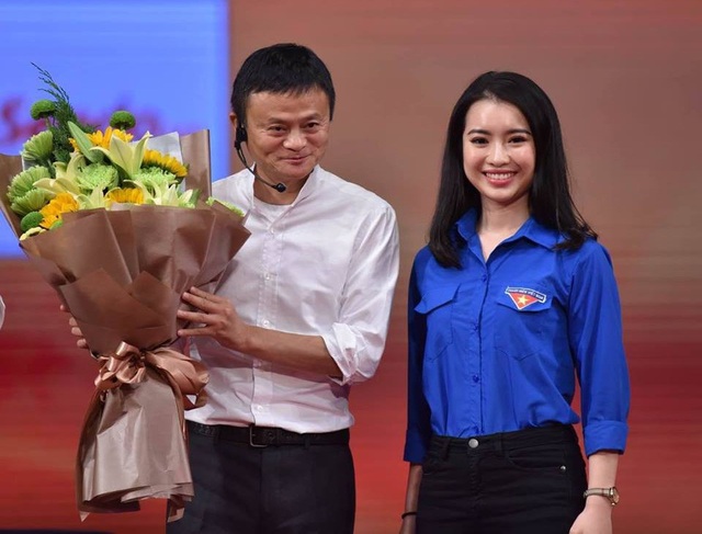 Tỷ phú Jack Ma đã nói riêng điều gì với Hoa khôi Ngoại giao Ngô Khánh Linh? - 1 Tỷ phú Jack Ma có thiện cảm với Khánh Linh. Ông quan tâm gọi Linh vào chụp ảnh cùng và còn động viên cô bằng một câu nói dí dỏm. Ảnh: NVCC