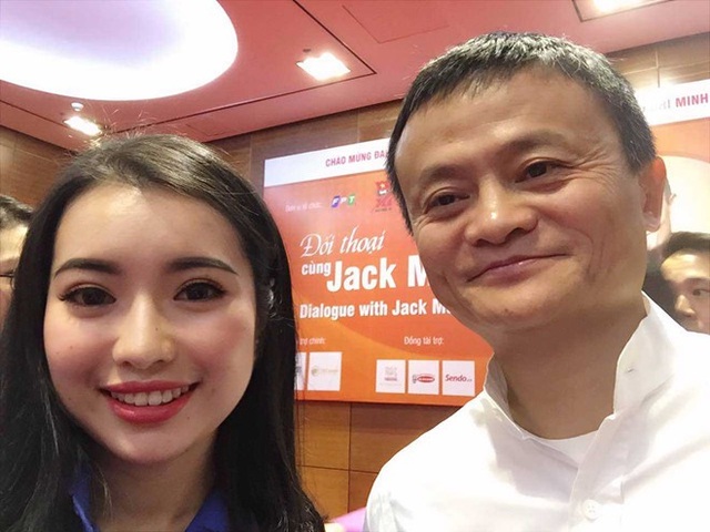 Tỷ phú Jack Ma đã nói riêng điều gì với Hoa khôi Ngoại giao Ngô Khánh Linh? - 2 Khánh Linh chụp ảnh selfie với Jack Ma. Ảnh NVCC