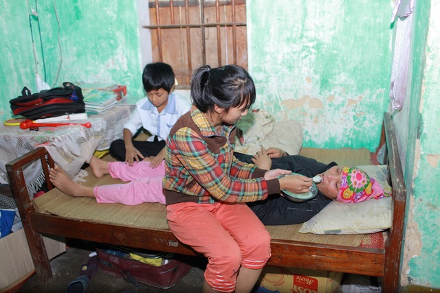 Nghẹn ngào bức thư khẩn cầu của nữ sinh lớp 9: "Có phép màu nào cứu gia đình em không?” - 6 Mẹ Linh đang trải qua thời gian chống chọi với căn bệnh ung thư vú, nguy cơ di căn sang các bộ phận khác