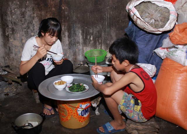 Nghẹn ngào bức thư khẩn cầu của nữ sinh lớp 9: "Có phép màu nào cứu gia đình em không?” - 4 Bữa cơm chỉ có rau luộc, cà muối của chị em Linh