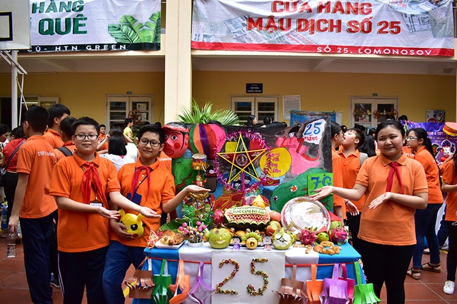 Học sinh Lomonoxop đội mưa đón trung thu truyền thống - 7
Sự kiện Trung thu Xưa cũng nằm trong chuỗi các hoạt động hướng về lễ kỉ niệm 25 năm ngày thành lập trường M.V Lomonoxop nên các mâm cỗ của các lớp cũng mang chủ đề này.