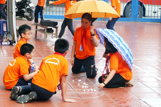 Học sinh Lomonoxop đội mưa đón trung thu truyền thống - 1
Cơn mưa bất chợt buổi chiều không làm bầu không khí đón rằm tháng Tám trên sân trường bớt náo nhiệt