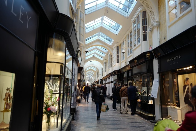 London kiều diễm, London "quê mùa" - 3
Khu phố Burlington Arcade chỉ có khoảng 40 cửa hiệu nhưng khiến các tín đồ hàng hiệu cuồng mê bởi bán nhiều sản phẩm cao cấp được chế tạo thủ công tinh xảo.