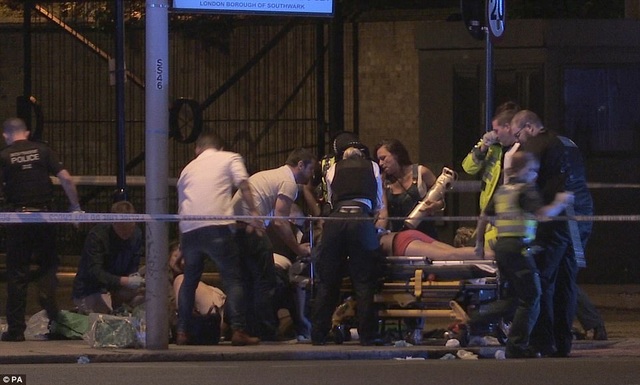 Thủ đô London rúng động vì các vụ tấn công khủng bố - 10
Khoảng 30 người cũng bị thương trong loạt tấn công (Ảnh: PA)