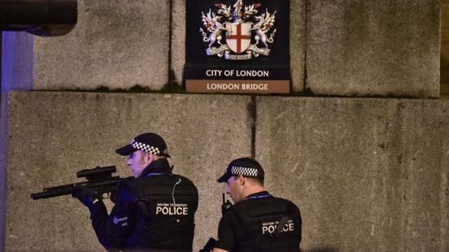 Thủ đô London rúng động vì các vụ tấn công khủng bố - 17
Cảnh sát Anh làm nhiệm vụ trên cầu London (Ảnh: Reuters)