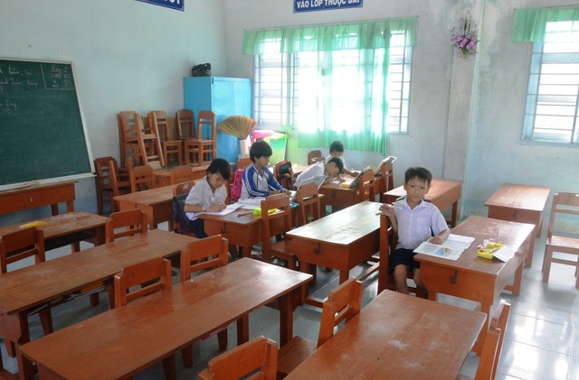 Phản đối học ghép, phụ huynh cho con nghỉ học - 1 Buổi học vào sáng 27/9, không có học sinh lớp 2 nào đến lớp. Lớp 3 chỉ có 5 em đến lớp.