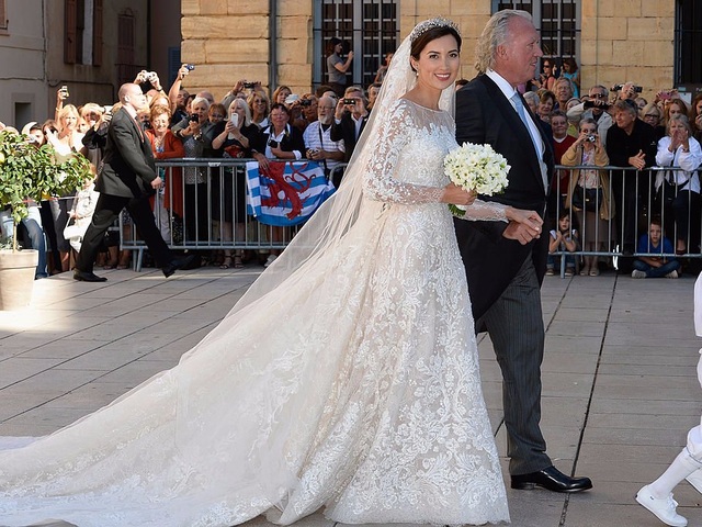 Công chúa Claire khoác lên mình bộ váy cưới lộng lẫy của nhà thiết kế Ele Saab, đi cùng cha trong lễ cưới với Hoàng tử Felix của Hoàng gia Luxembourg năm 2013. (Ảnh: Getty)