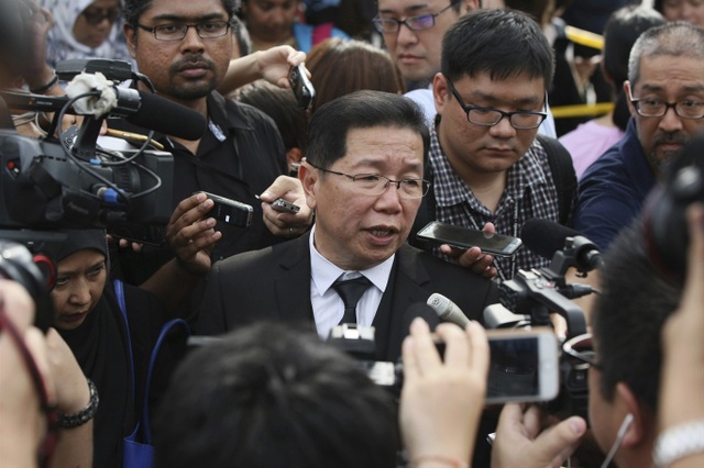 
Luật sư Gooi Soong Seng trả lời phỏng vấn báo giới. (Ảnh: Reuters)
