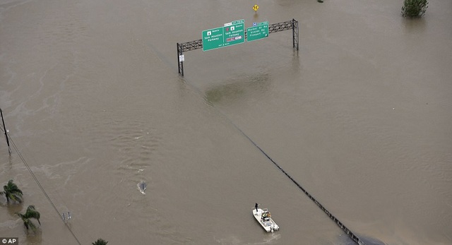 Mỹ thiệt hại ít nhất 42 tỷ USD sau siêu bão Harvey - 1
Một tuyến đường bị ngập tại Houston (Ảnh: AP)