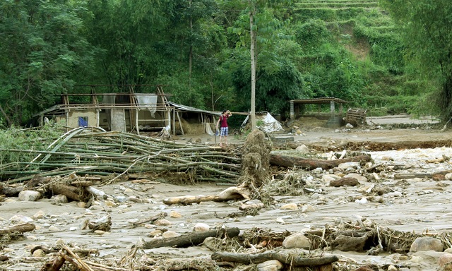 Ám ảnh tiếng kêu cứu của cháu bé giữa dòng nước lũ - 4 3 ngôi nhà bị lũ cuốn trôi, thay vào đó là ngổn ngang những gỗ và một bụi tre không biết từ đâu tới.