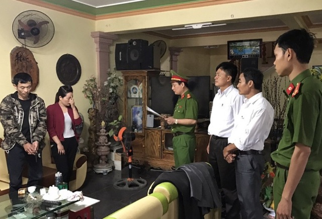 Bắt ổ nhóm chuyên lừa "con bạc" uống thuốc hướng thần rồi chiếm đoạt tài sản - 1 Cơ quan Công an thi hành lệnh bắt khẩn cấp và khám xét nơi ở của Lê Quang Tuấn